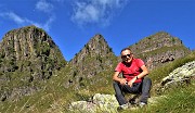 23 Autoscatto con i Tre Pizzi (2167 m la cima nord)